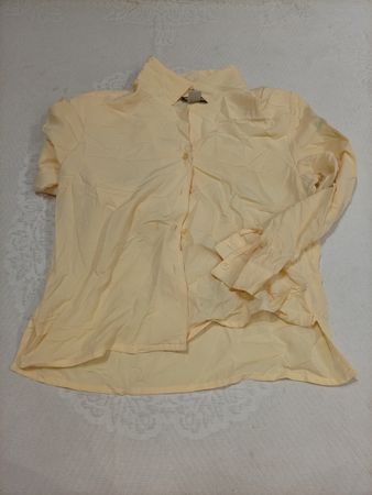 Gelbes Hemd mit Knöpfen