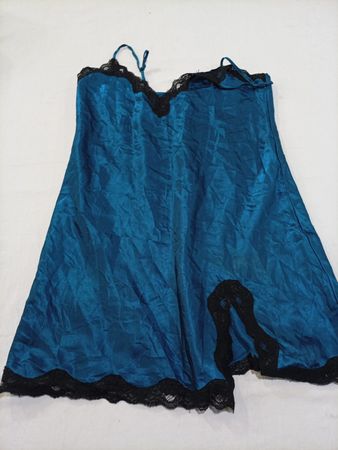 Blaues Seidenhemdchen mit schwarzer Spitze