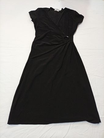 Schwarzes Wickelkleid