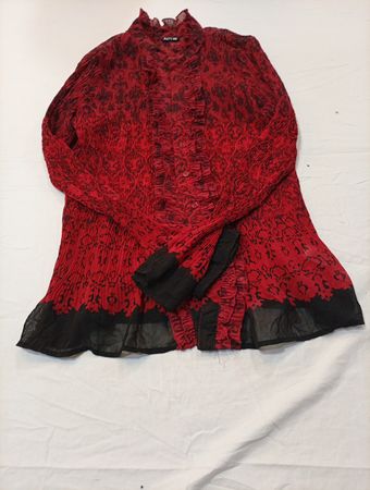 Rote Blumenbluse