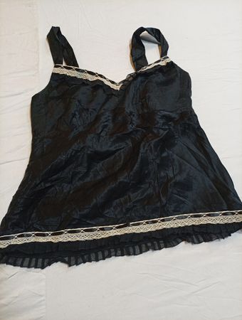 Schwarzes Top mit Spitzenbesatz