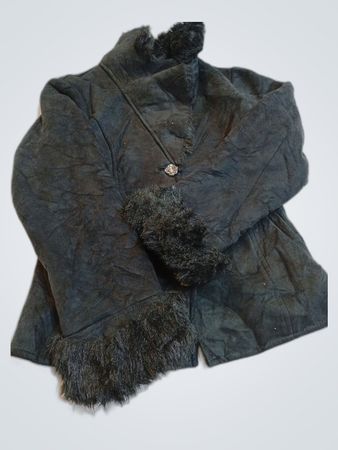 Schwarzer Mantel mit Pelzbesatz