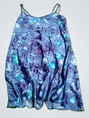 Blaues Blumenkleid
