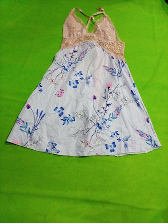 Blumenkleid mit Spitzendetails