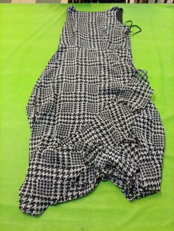 Schwarz-weißer Hahnentritt-Kleid