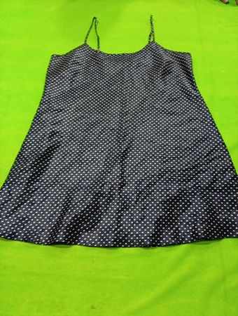 Schwarzes gepunktetes Satin-Mini-Cami-Kleid