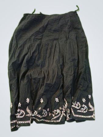 Jupe brodée noire