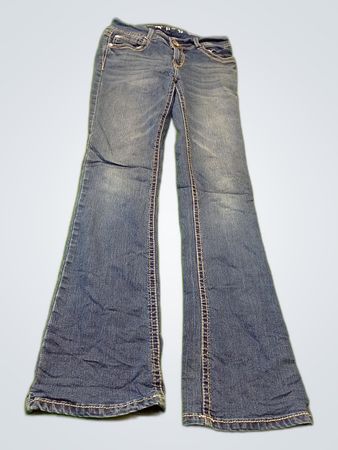 「ブランドなしのフレアジーンズ」