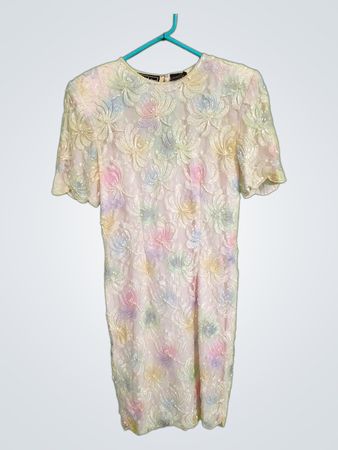 Weißes perlenbesetztes Blumenkleid