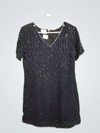 Life & Style Fashions Schwarzes Perlen Kurzarm V-Ausschnitt Kleid
