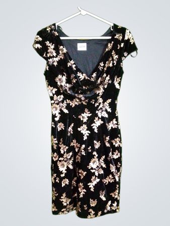 Schwarz gesticktes Blumenkleid