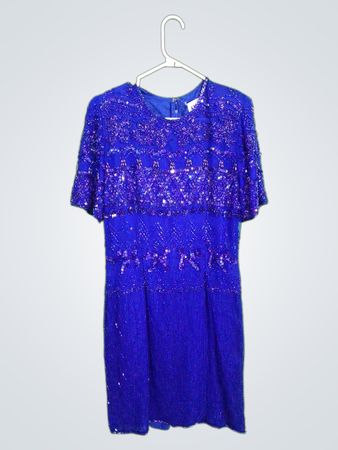 Blaues Perlenkleid mit Nummernschild