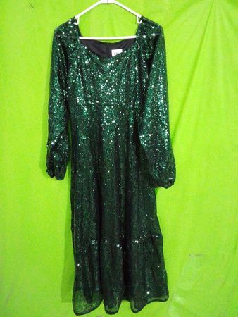 Grünes Paillettenkleid mit quadratischem Ausschnitt