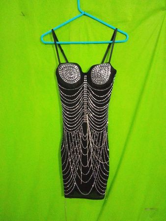 Schwarzes Perlen-Minikleid