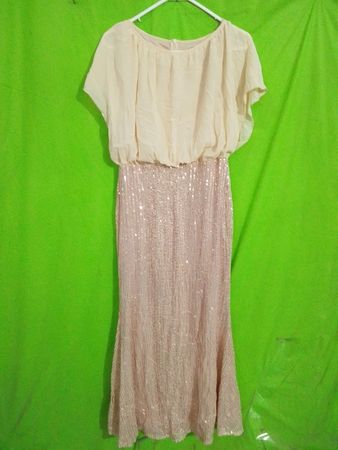 Cremfarbendes und pinkfarbenes Pailletten-Kleid