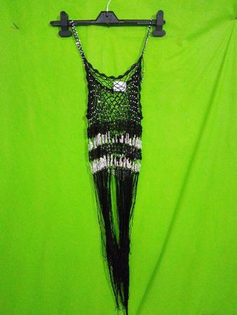 Schwarzes Netzkleid mit silbernen Perlen und Quasten