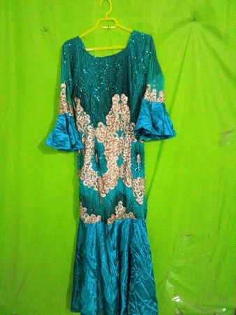 Türkises Paillettenkleid mit goldener Applikation und Glockenärmeln
