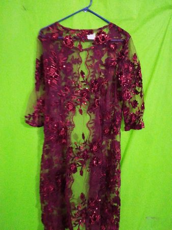 Rotes durchscheinendes besticktes Kimono