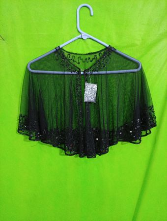 Schwarzes verziertes transparentes Capelet