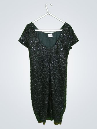 Schwarzes Paillettenkleid mit Nummernaufkleber