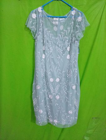 Leicht blauer, beaded, blumiger Kleid