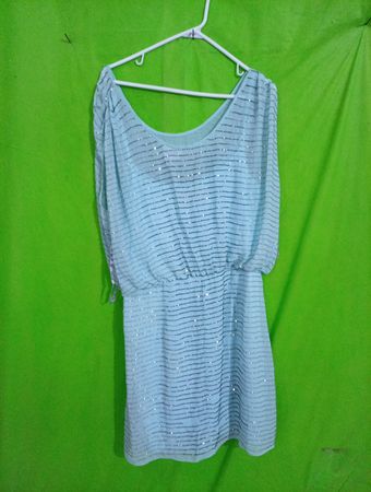  hellblaues Pailletten-Kleid
