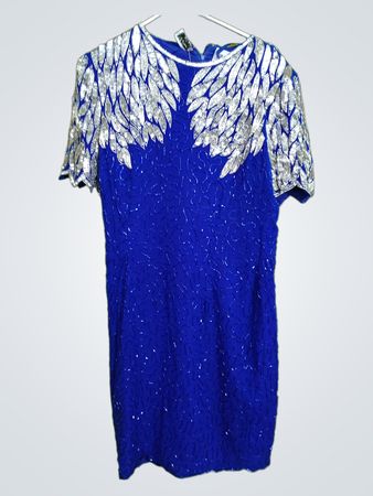 Blaues Perlenkleid mit silbernen Paillettenflügeln