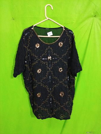 Schwarzes Perlen-T-Shirt