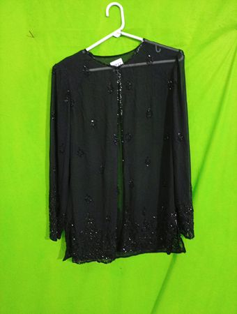 Schwarze perlenbesetzte durchsichtige Bluse