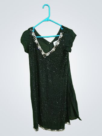 Schwarzes Perlenkleid
