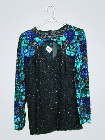 Schwarzes, mit Pailletten besetztes Langarmtop mit blauen und grünen Blumenverzierungen