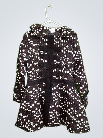 Schwarz-weißer Pünktchenmantel mit "STYLE"-Etikett