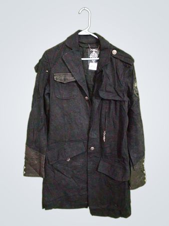 Schwarze Jacke mit dekorativen Elementen
