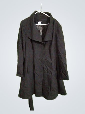 Städtischer schicker schwarzer Mantel mit Gürtel