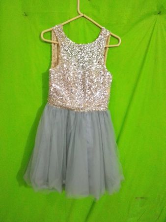 Glitzer- und Tüllkleid