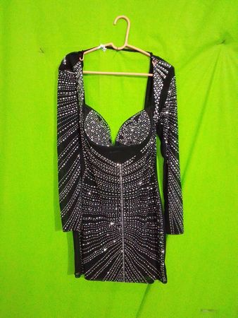 Schwarzes langärmliges Kleid mit Strasssteinen
