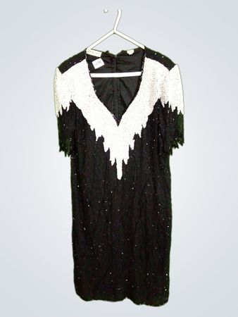 Schwarzes Paillettenkleid mit weißem Pailletten-V-Ausschnitt