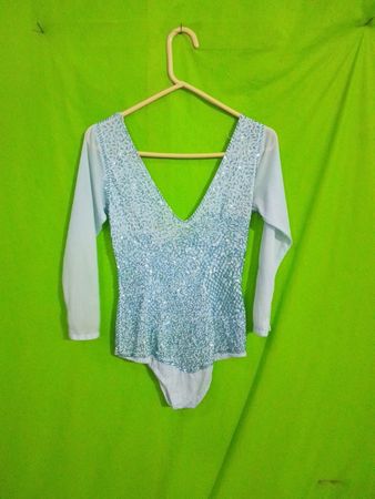 Hellblauer Paillettenbody
