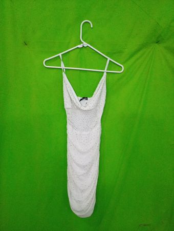 Weißes gerafftes Minikleid mit Strass