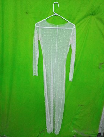 Durchsichtiges weißes Kleid mit Perlenverzierungen