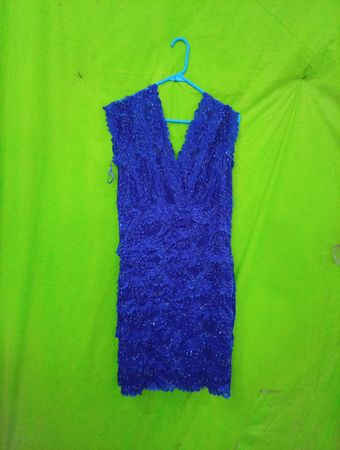 Blaues Spitzenkleid mit Nummernschild