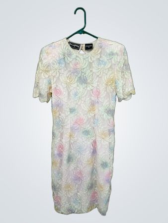 Weißes perlengesticktes Blumenkleid