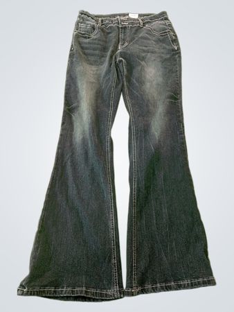 Dunkel gewaschene Schlagjeans mit weißen Nähten und Taschenverzierung in Form eines Bullen-Schädels