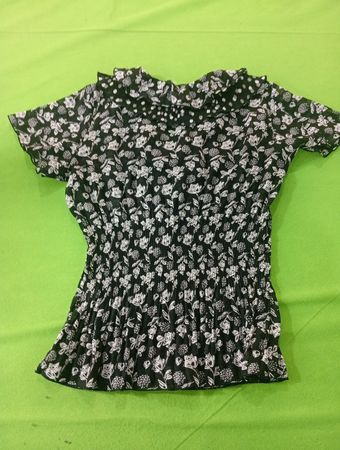 NICOLA Damen Schwarze Blumen Smocked Bluse