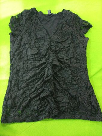ALFANI PETITE Haut à col V en dentelle noire avec volants