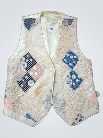 Veste matelassée en patchwork avec boutons et dentelle