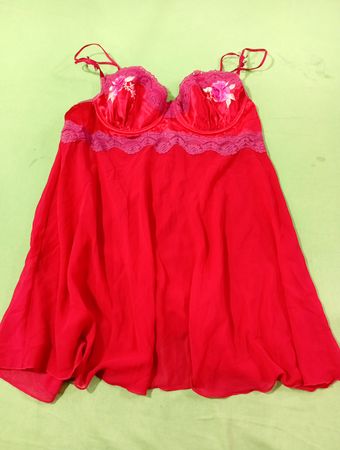 Babydoll rouge avec garniture en dentelle et appliqué floral