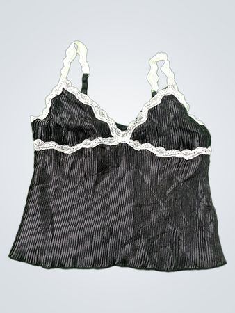 Schwarzes Trägershirt mit weißer Spitze.