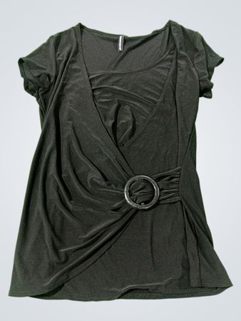 Top noir drapé effet cache-coeur avec détail en anneau
