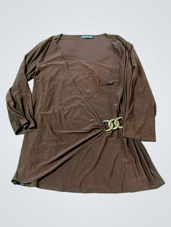 American City Wear Brauner Faux-Wickel-Top mit goldener Schnalle